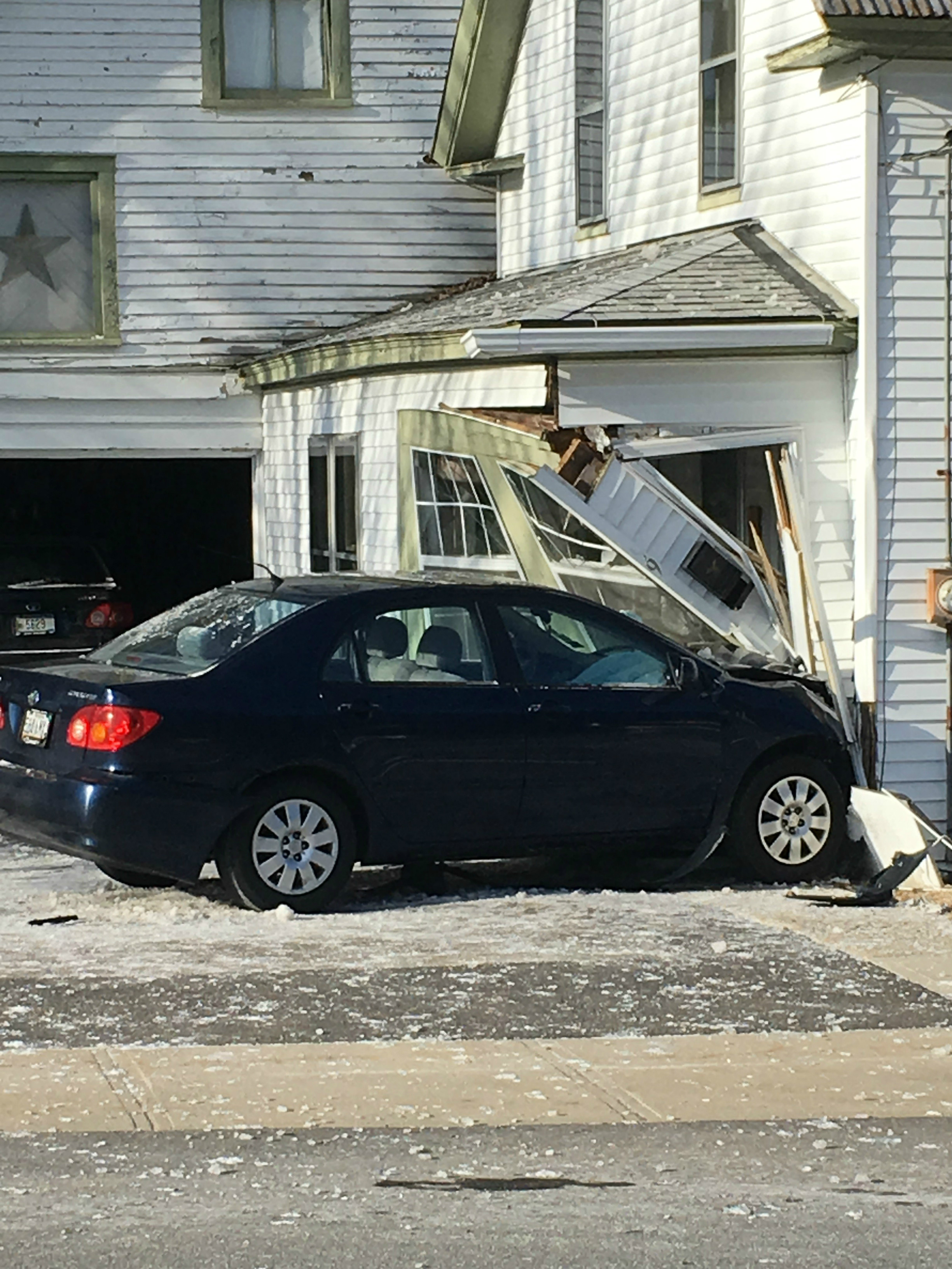 Car crashes into house in Springvale